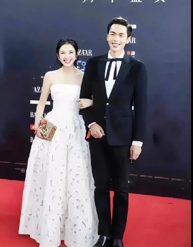 我总算信了，原来很多夫妻，即使结婚多年，也会一直保持热恋感的。你看，张若昀就是
