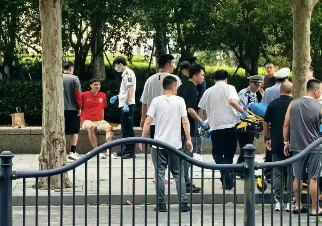 就是一个普通的交通事故，和上海海港球迷和上海申花球迷的恩怨无关，有些...