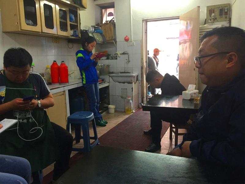 中午，一个小伙子到餐馆吃饭。他兜里仅揣着2块钱，于是只点了一碗白米饭。起初，收银