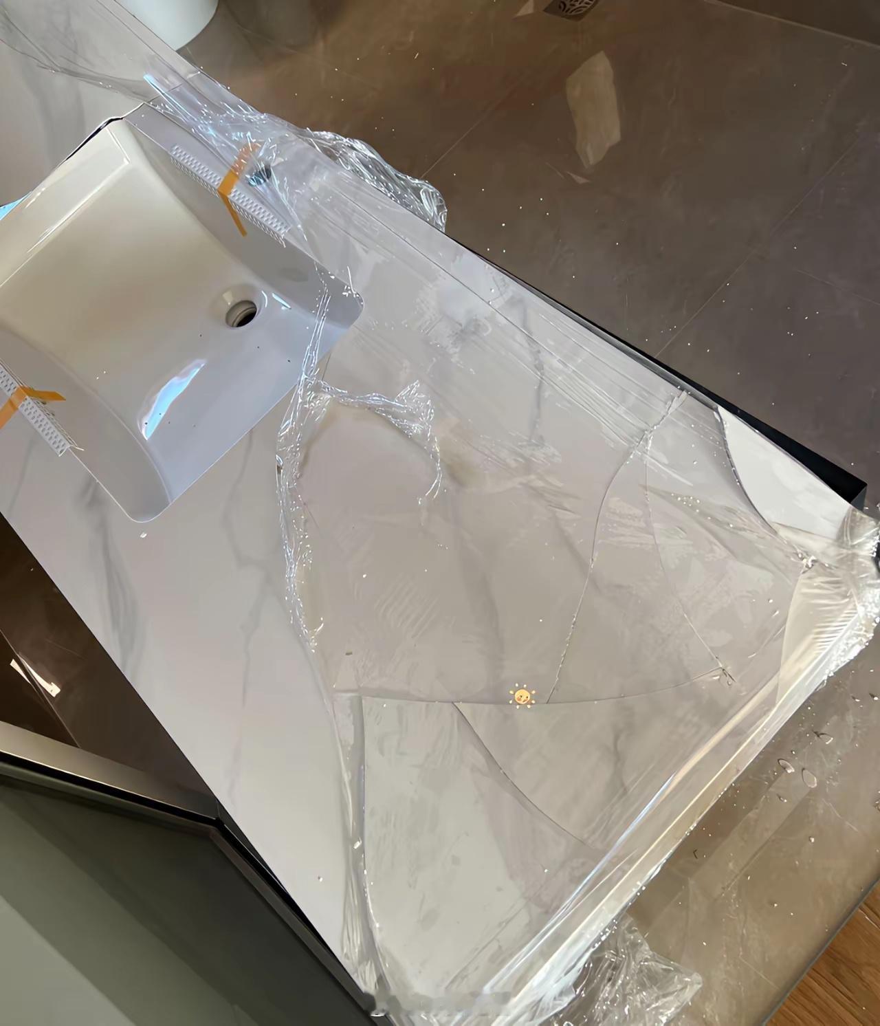 网购的浴室镜柜刚到，安装师傅上门就开始嫌钱少，逼厂家加了费用。结果转头为了独吞这