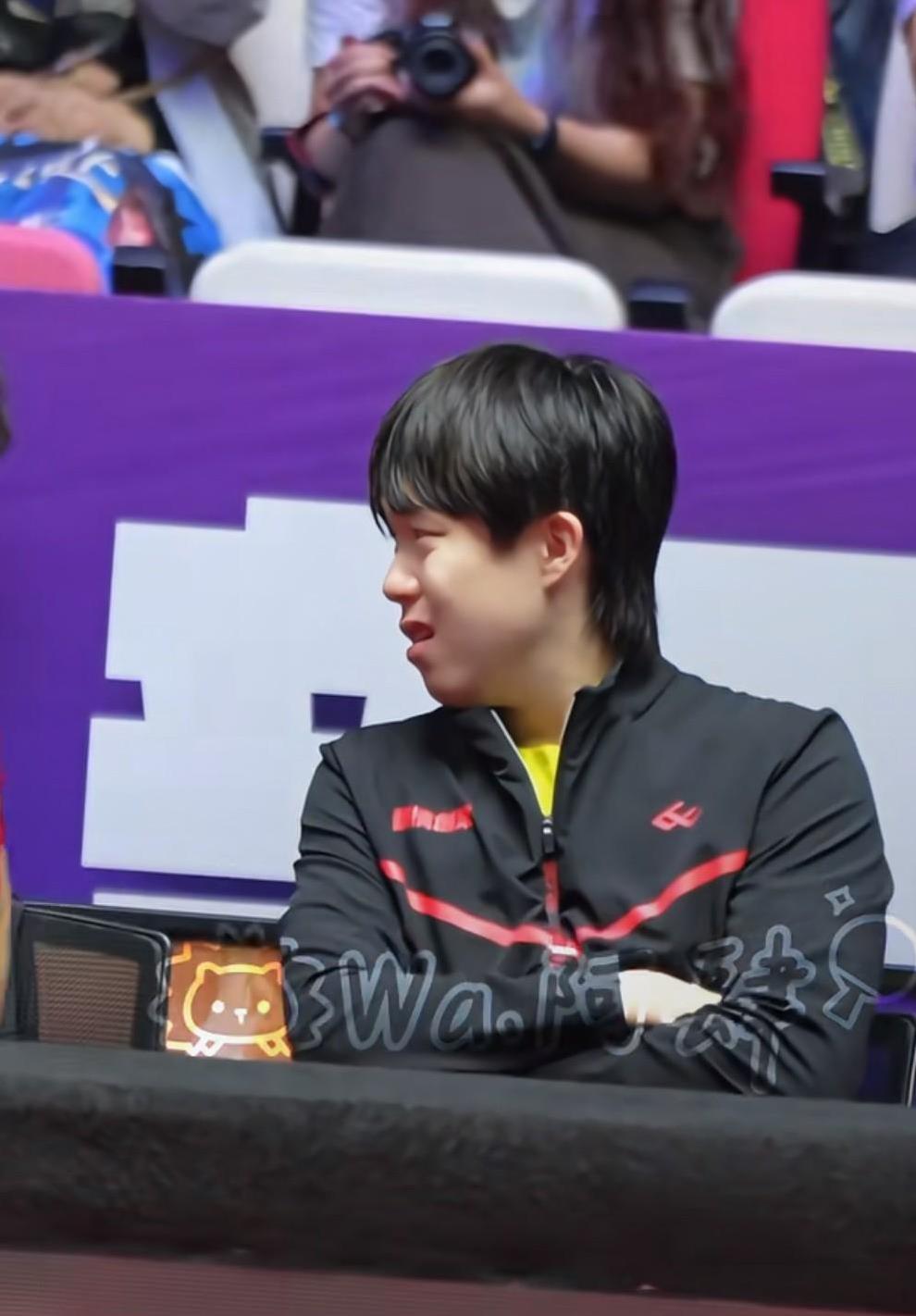 头哥：周启豪啥？黄油：满电……头哥：啥？满电？哈哈哈头哥这不上班真的是欢乐