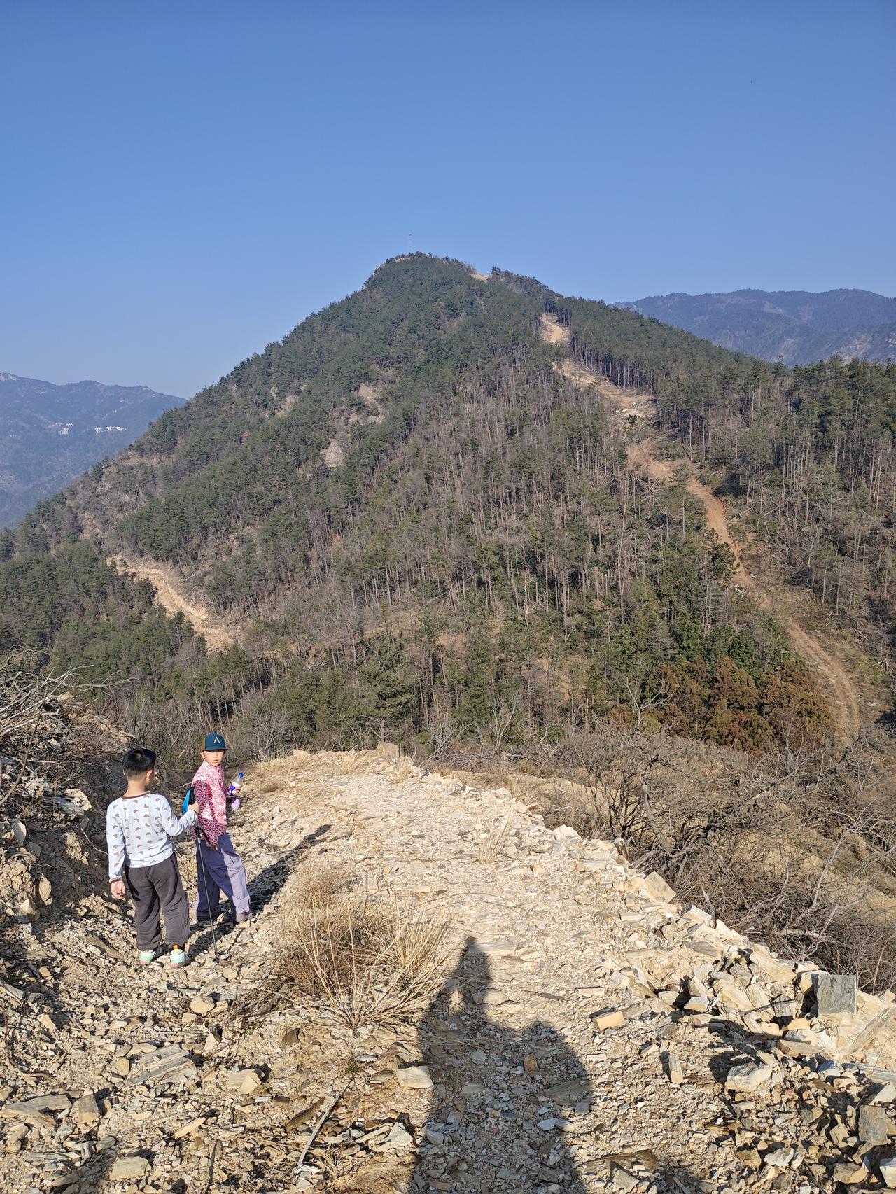 咱们站在2026年头往前看，接下来的2026到2028年，确实不一般。全球经济在