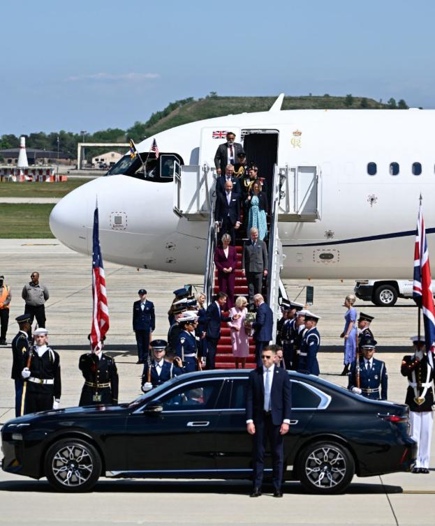 英国国王携手妻子卡米拉抵达美国受到隆重欢迎！4月27日，查尔斯国王和卡米拉王后顺