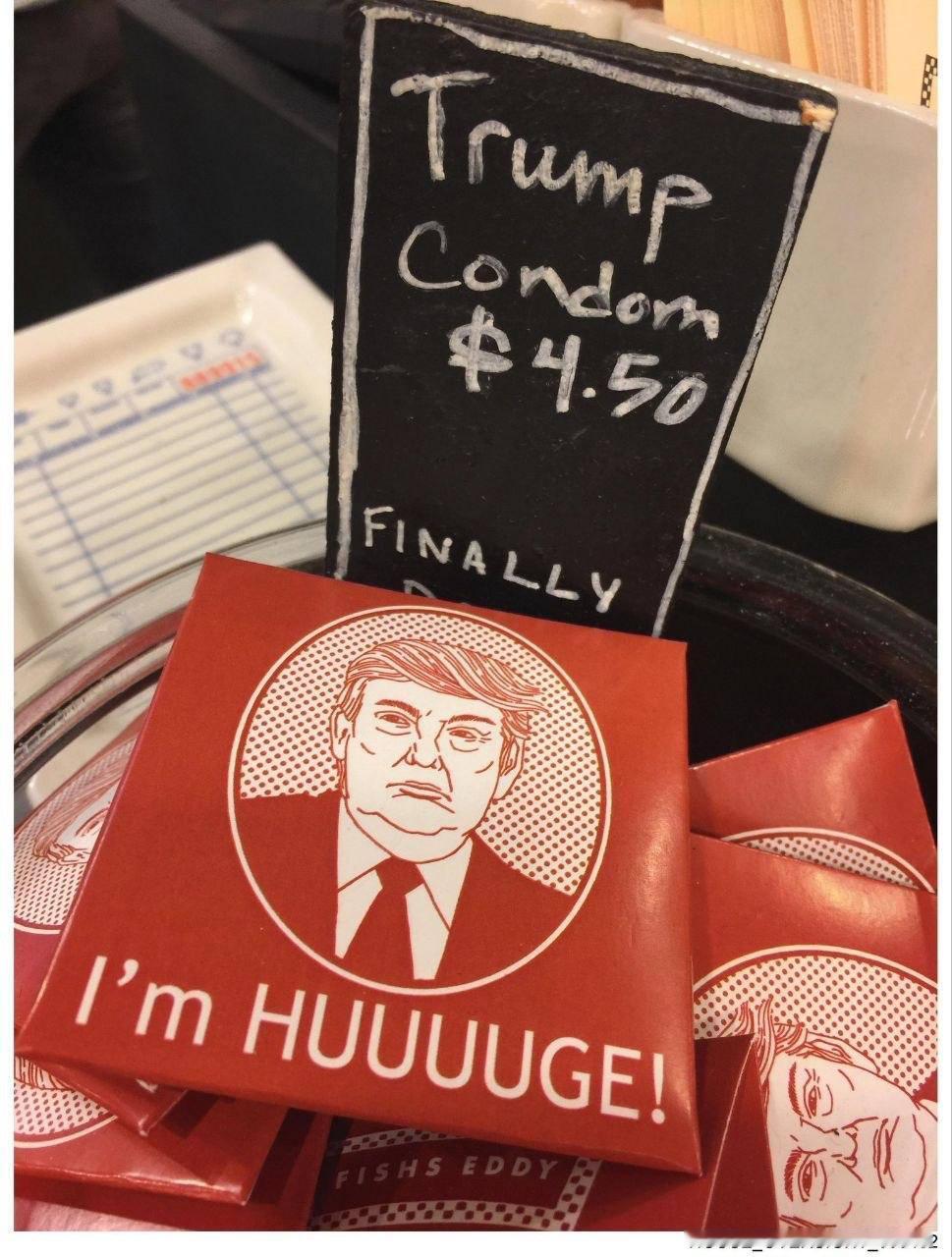 民主党公布爱泼斯坦档案新批次材料，含印特朗普头像及“我很大！”字样的避孕套，以及