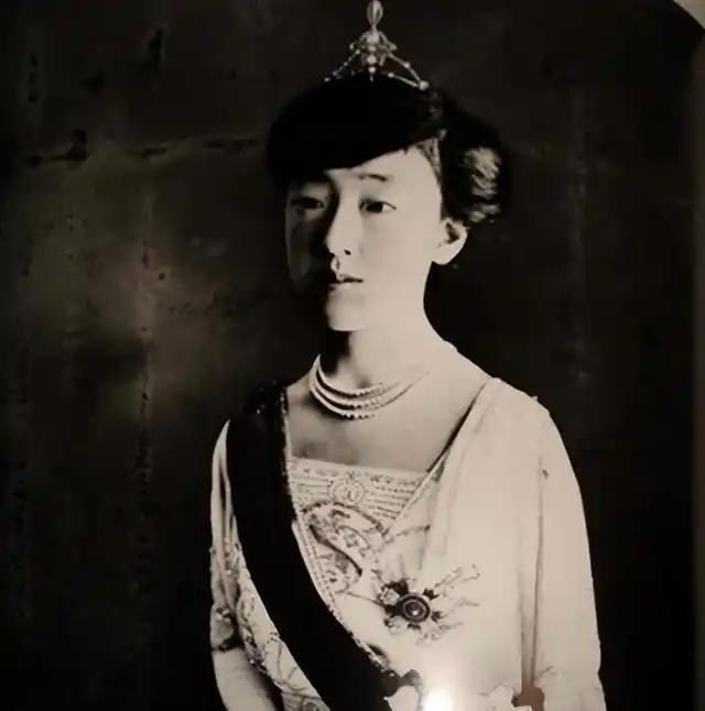 四个女儿、九年冷眼：那个跪在婆婆面前的良子皇后，把苦全还给了美智子咱们先说这