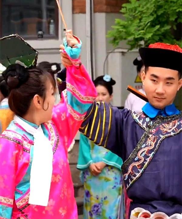 “赵芸一一抬眼，甄嬛的宫墙就塌了。”陶阳把太监演成戏腔，鼓曲社把正剧演成鼓点，