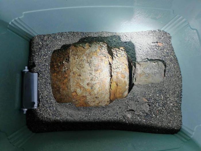 简直后怕！3月11日，四川成都，一老人在河边干活时，挖到一个“铁疙瘩”，以为是废