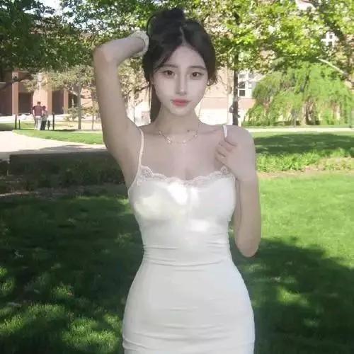 夏日校园风，白色连衣裙甜美迷人，阳光正好，微风不燥。白裙少女感少女感白衬衣白