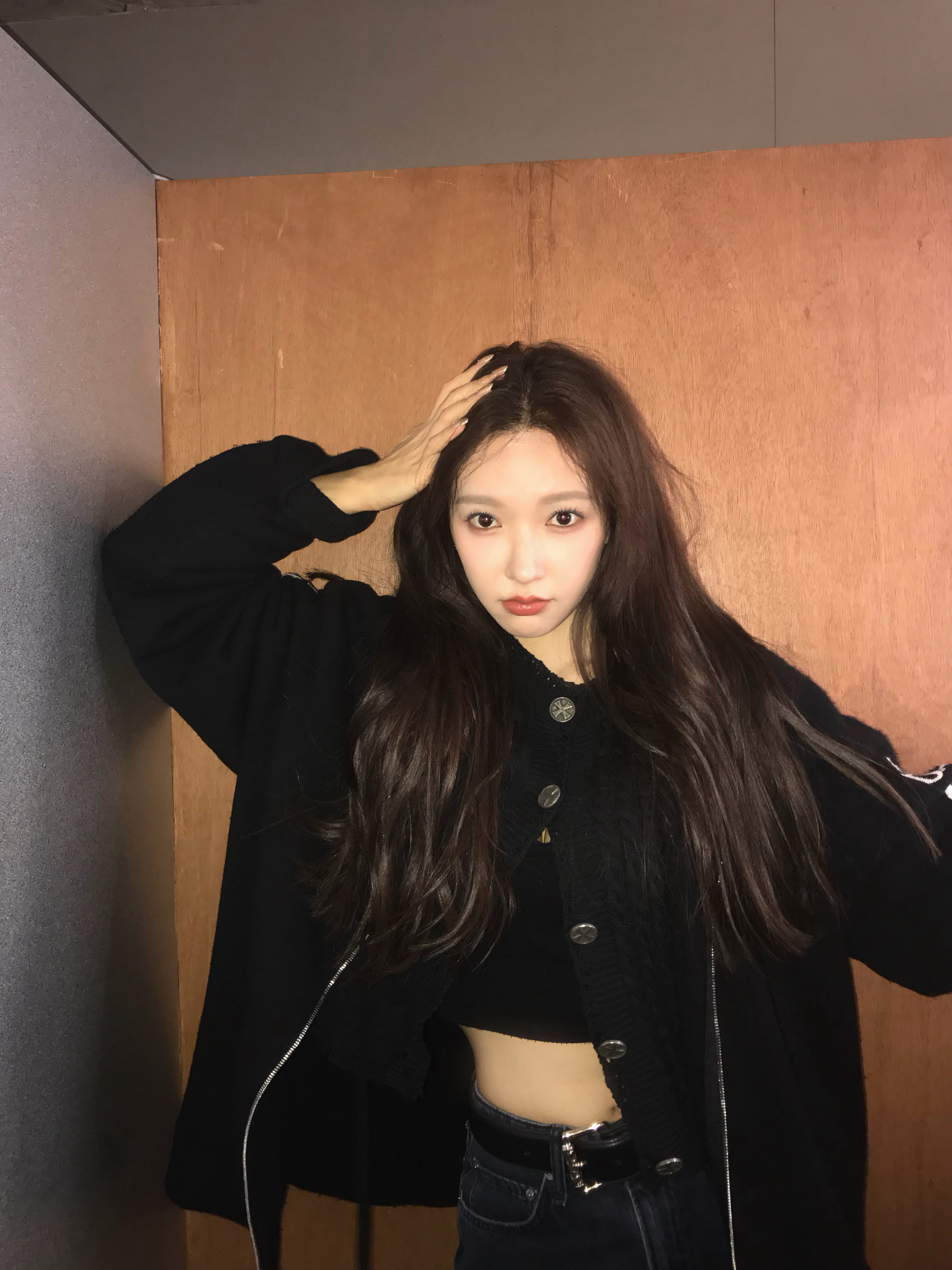 程潇发布春日小日常更新春日plog🌸黑外套配长发，甜酷感一键切换！慵懒发丝藏