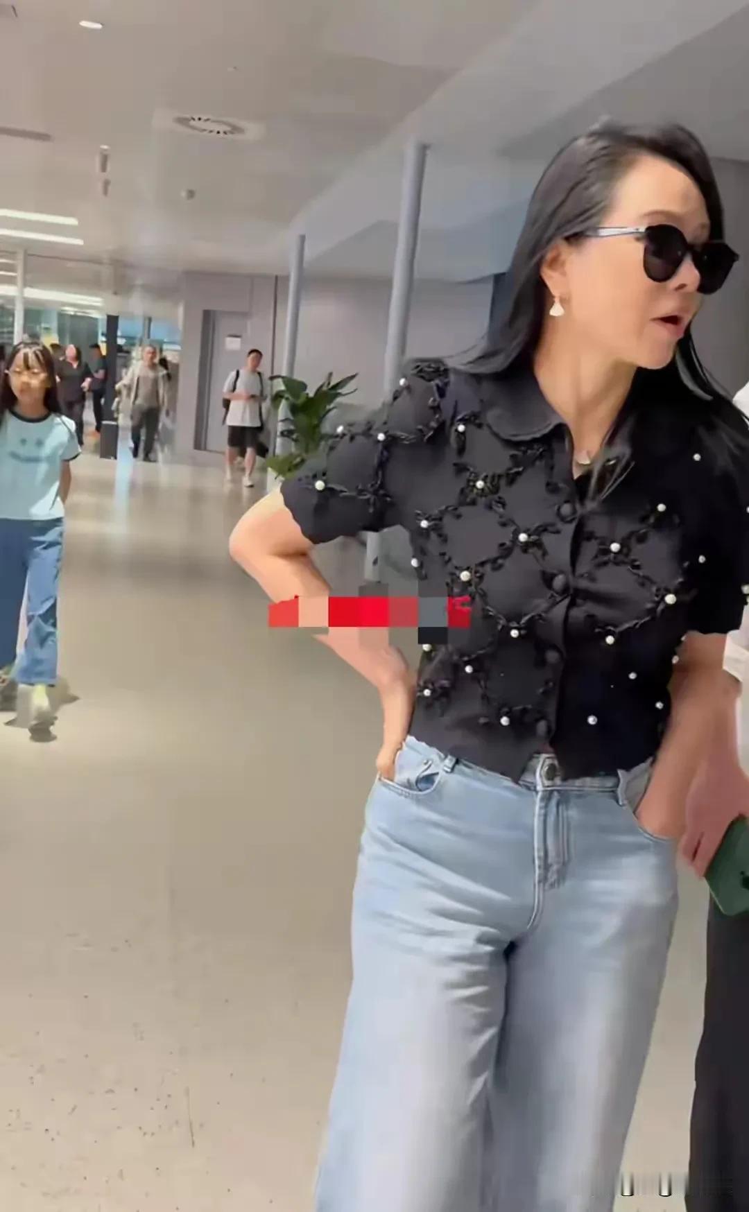 秦昊和伊能静的女儿小米粒，正脸照曝光。8月7日，一组秦昊、伊能静及女儿小米粒