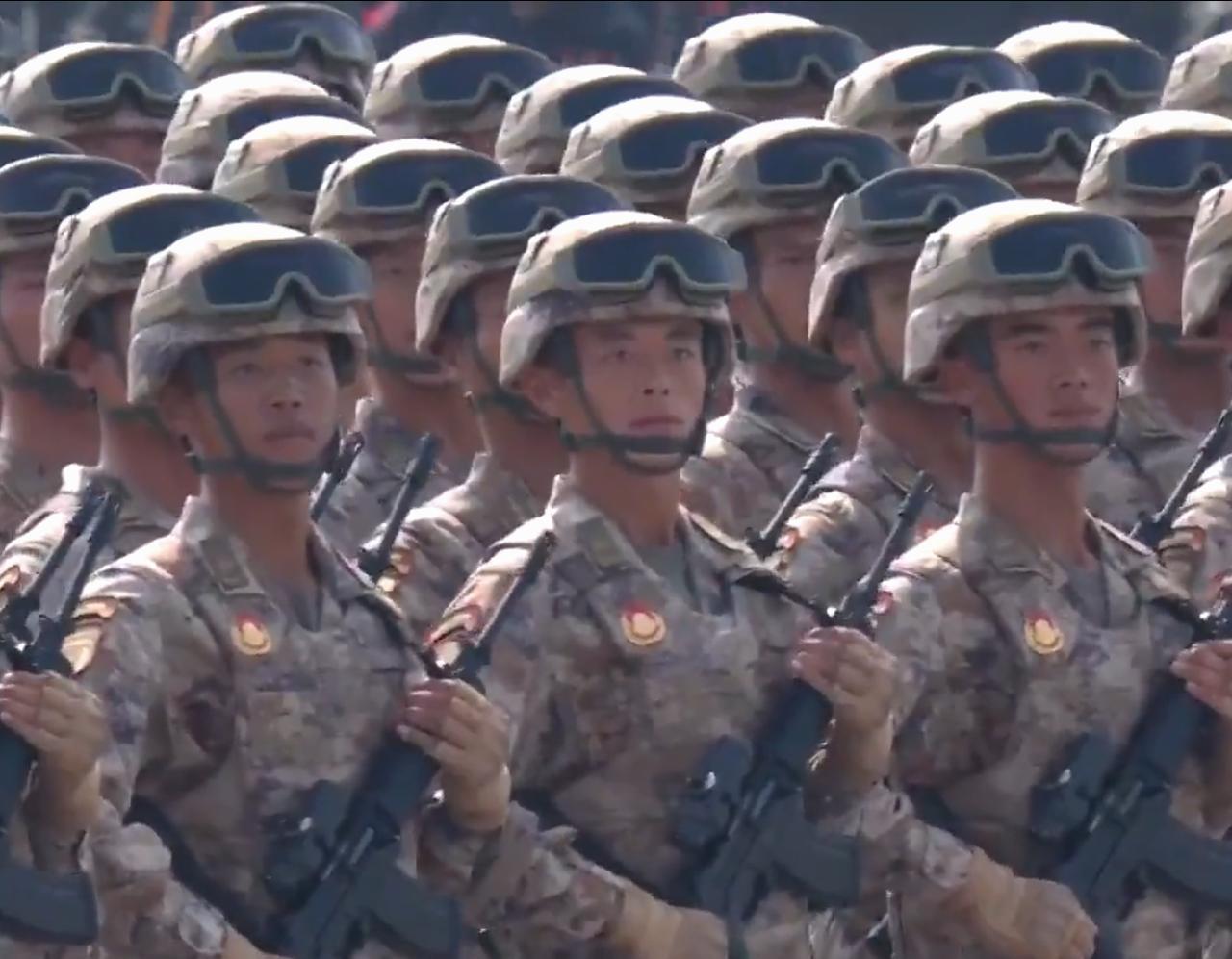这次大阅兵和以往相比，有了很大的不同首先，这次的徒步方阵明显减少，而且没有在刻