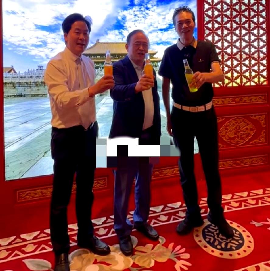 这一幕把我看愣了：陈智、兰世立、胡志标，同框给武汉二厂汽水拍宣传短片。陈智，原