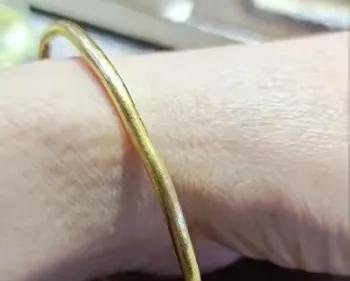 “我眼睛都没敢挪开一下，这金子咋还能少了呢！”浙江诸暨的吴女士（化名）十分生气