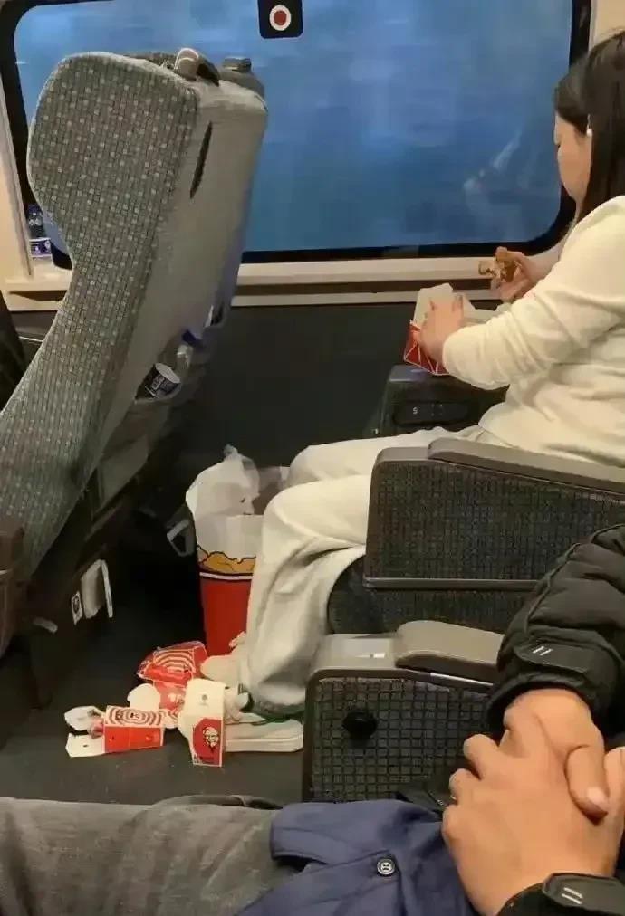 如果我没有猜错，她应该是第一次坐高铁吧。