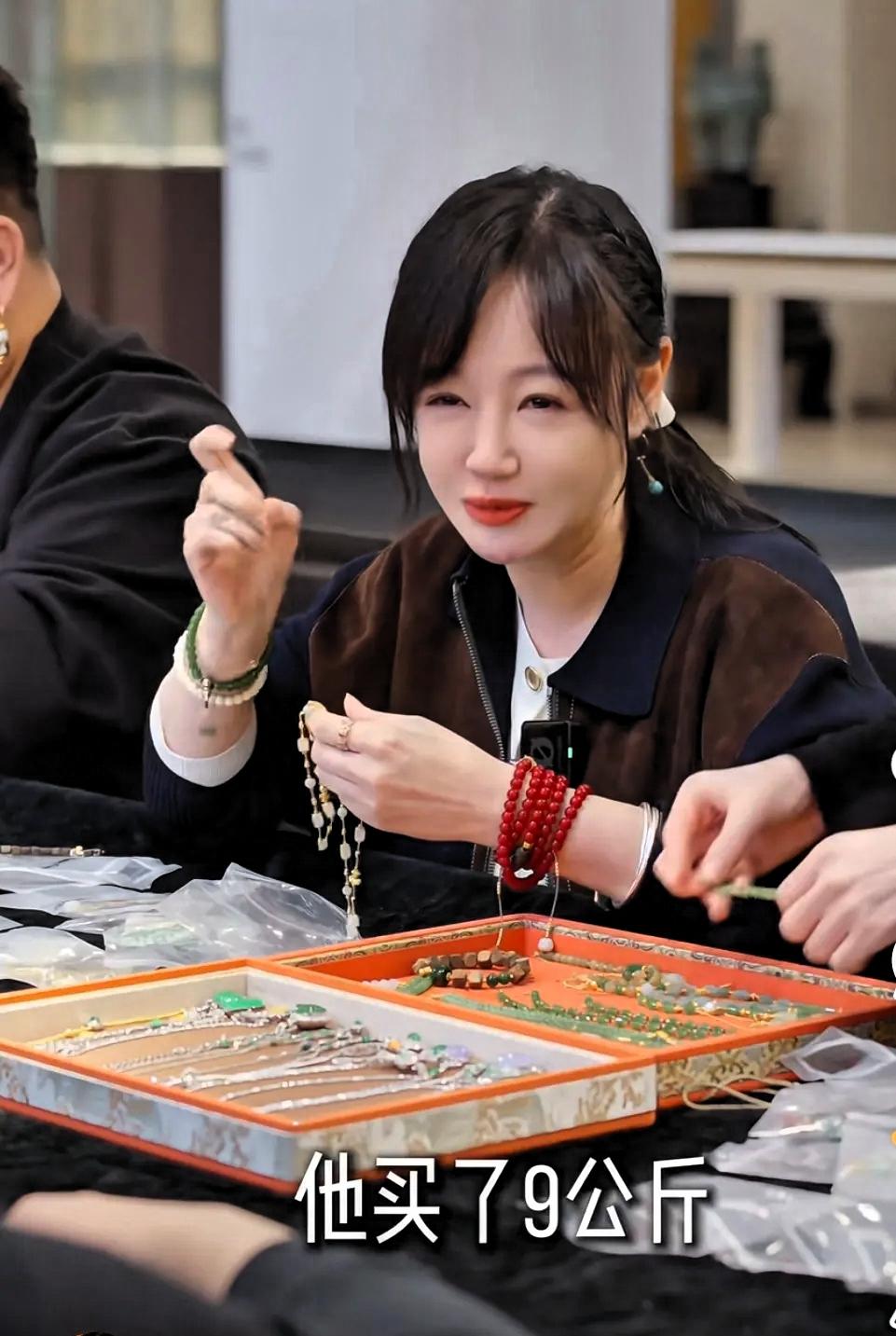 薛佳凝真是太有远见了！她居然攒了那么多的黄金！早在2013年金价300多元