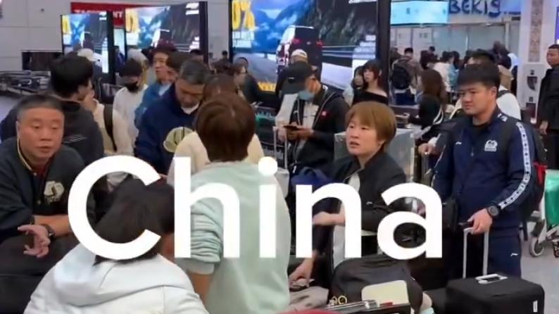 国乒一行抵达塔什干! 向鹏满脸疲惫, 王艺迪轻松微笑, 林诗栋与石洵瑶聊天