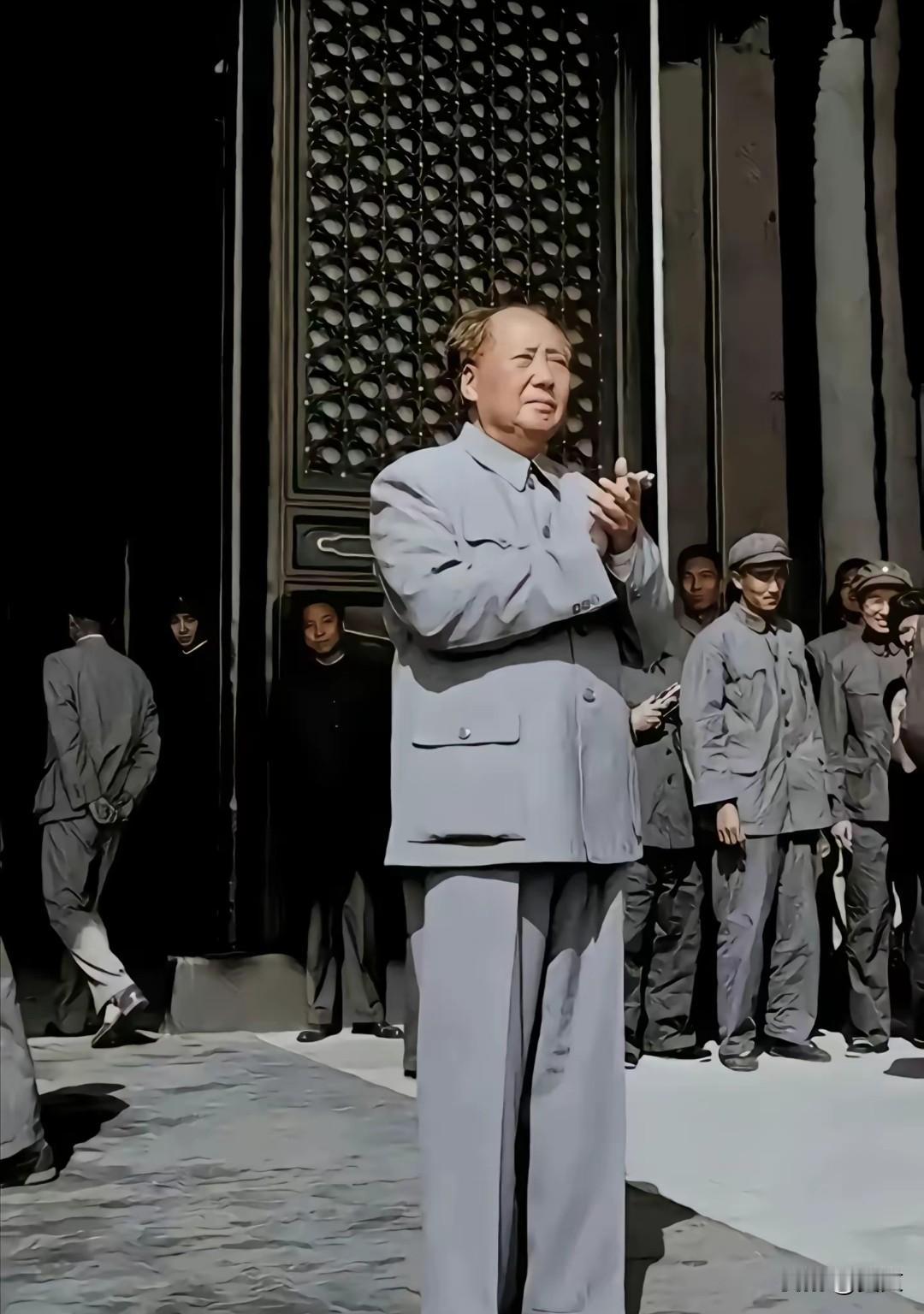 1955年，毛主席对荣毅仁说了句土得掉渣、却让我拍断大腿的话。“大家要逐渐减