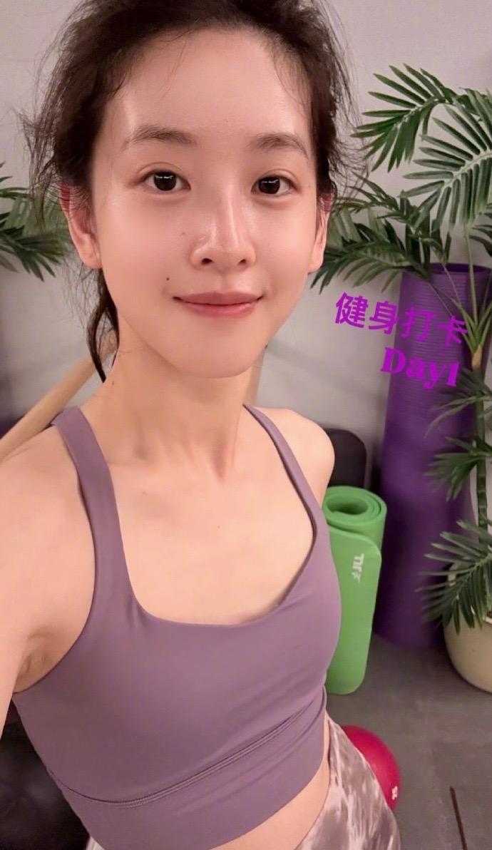 夏天要来临了，章泽天也爱上打卡健身了，大方晒出自己的健身照，皮肤状态好到根本看不