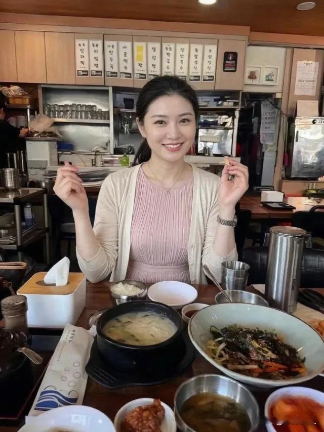 这桌美食真丰盛，快来开吃吧！