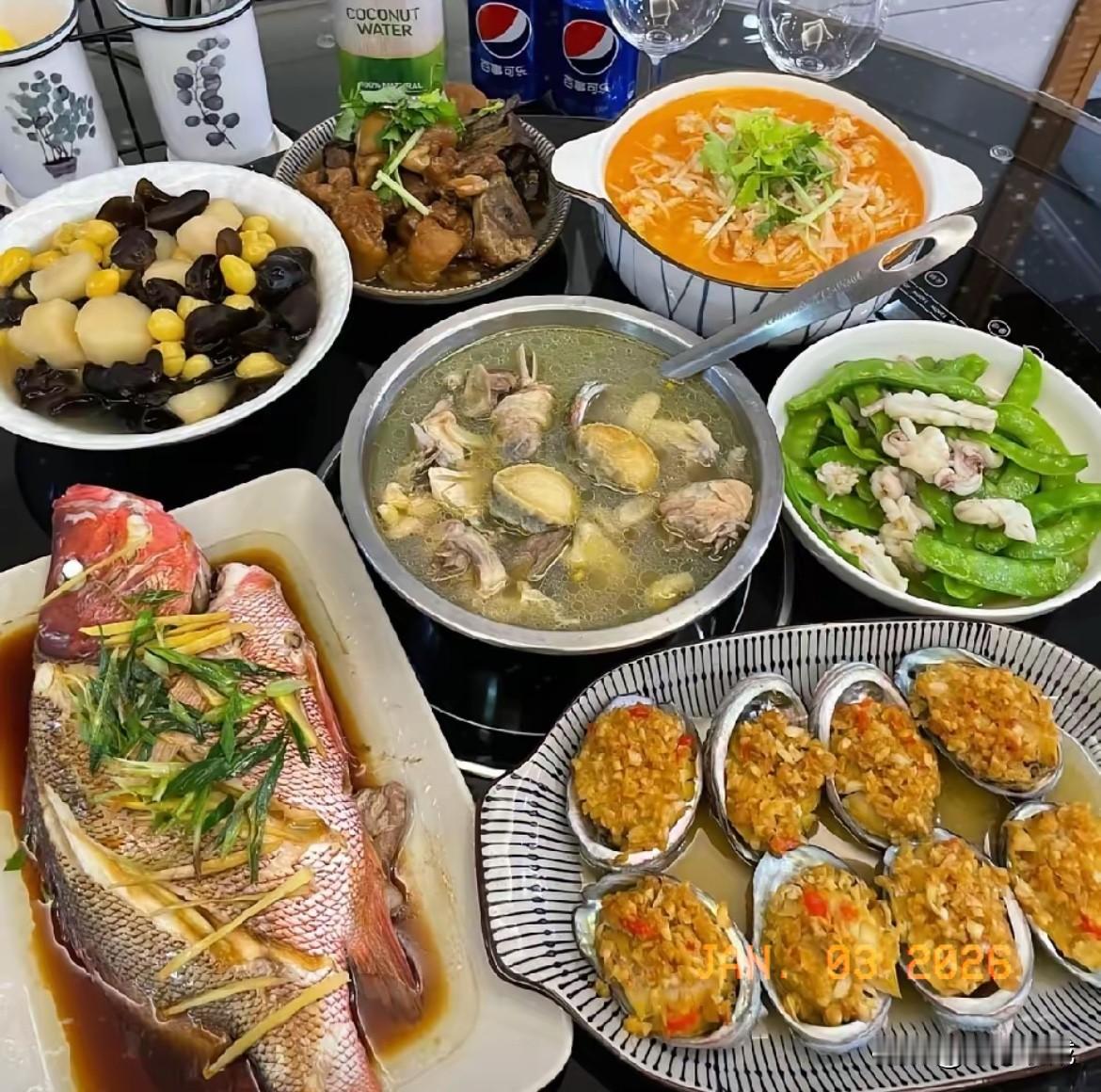 元旦女儿女婿回家吃饭，饭后女婿硬塞给我两千块，暖心说让我添件好羽绒服，我愣是