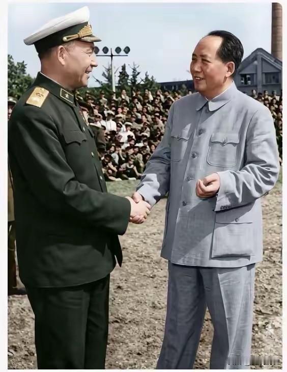 这张合影我之前没见过这是真实的老照片么？这是在哪里？看场景应该是一次大会上，