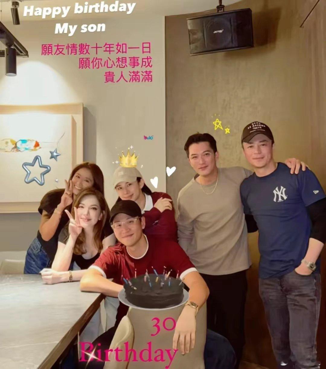 林心如和许玮宁给好友庆生，许玮宁白的发光，邱泽和霍建华搂一起林心如霍建华、许玮宁