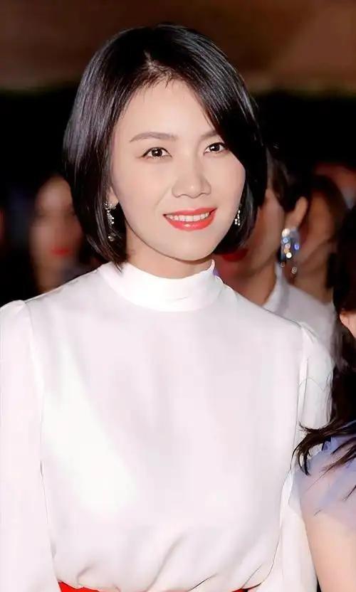 2014年，曹曦文嫁给马来西亚富商，婚后产下女儿，但因长期异地和家族观念等矛盾，