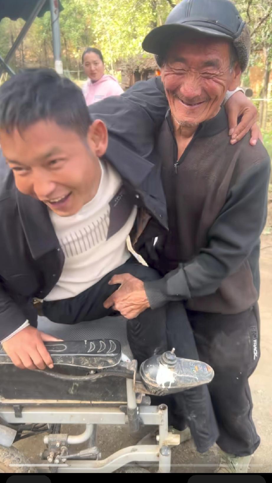 儿子失去了双脚后，被亲生父母无情的抛弃在路边，是这位善良的老人把他捡回了家，成为