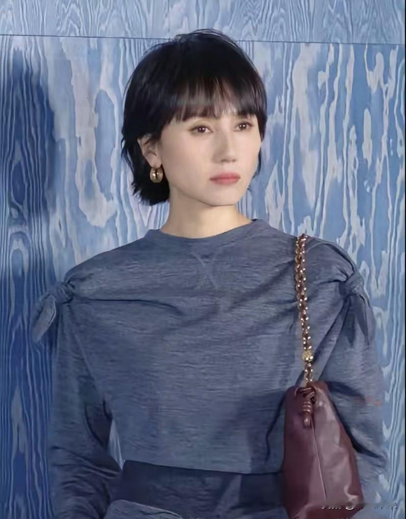 内娱的女明星，为了博眼球。恨不得把红毯当成秀场，穿得越少越觉得自己时尚。