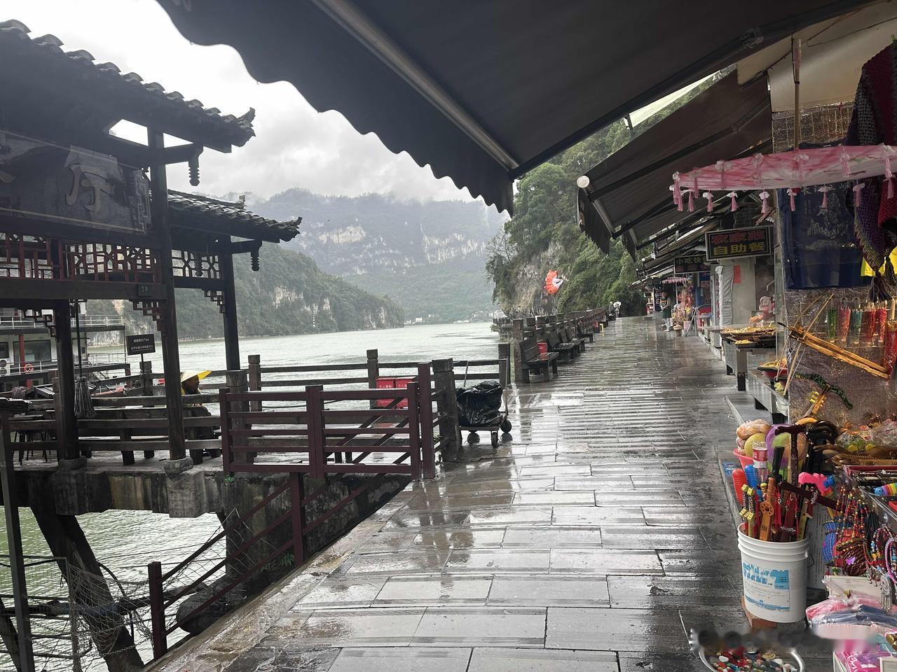 三峡人家风景不错，景区内农家自助餐也不错，15元尽管吃，农家菜，鱼肉蔬菜尽有，挺