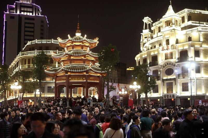 潮汕人做生意厉害，原因是多方面的。历史文化上，潮汕是海上丝绸之路起点，商业基因代