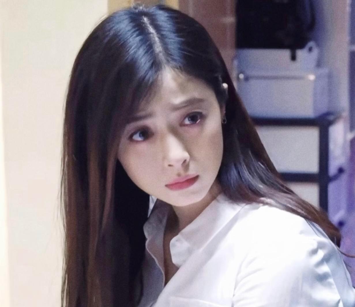 就是一个镜头，一下子get到了樊胜美的美貌，之前看《欢乐颂》总觉得她膀大腰粗