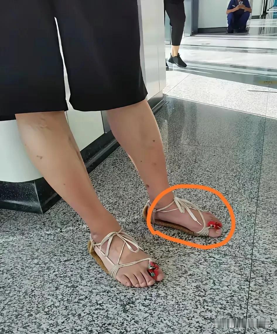 巴黎世家这鞋子真的是想不到啊，太简单了一点吧，没有过多的保护材料，这要是路
