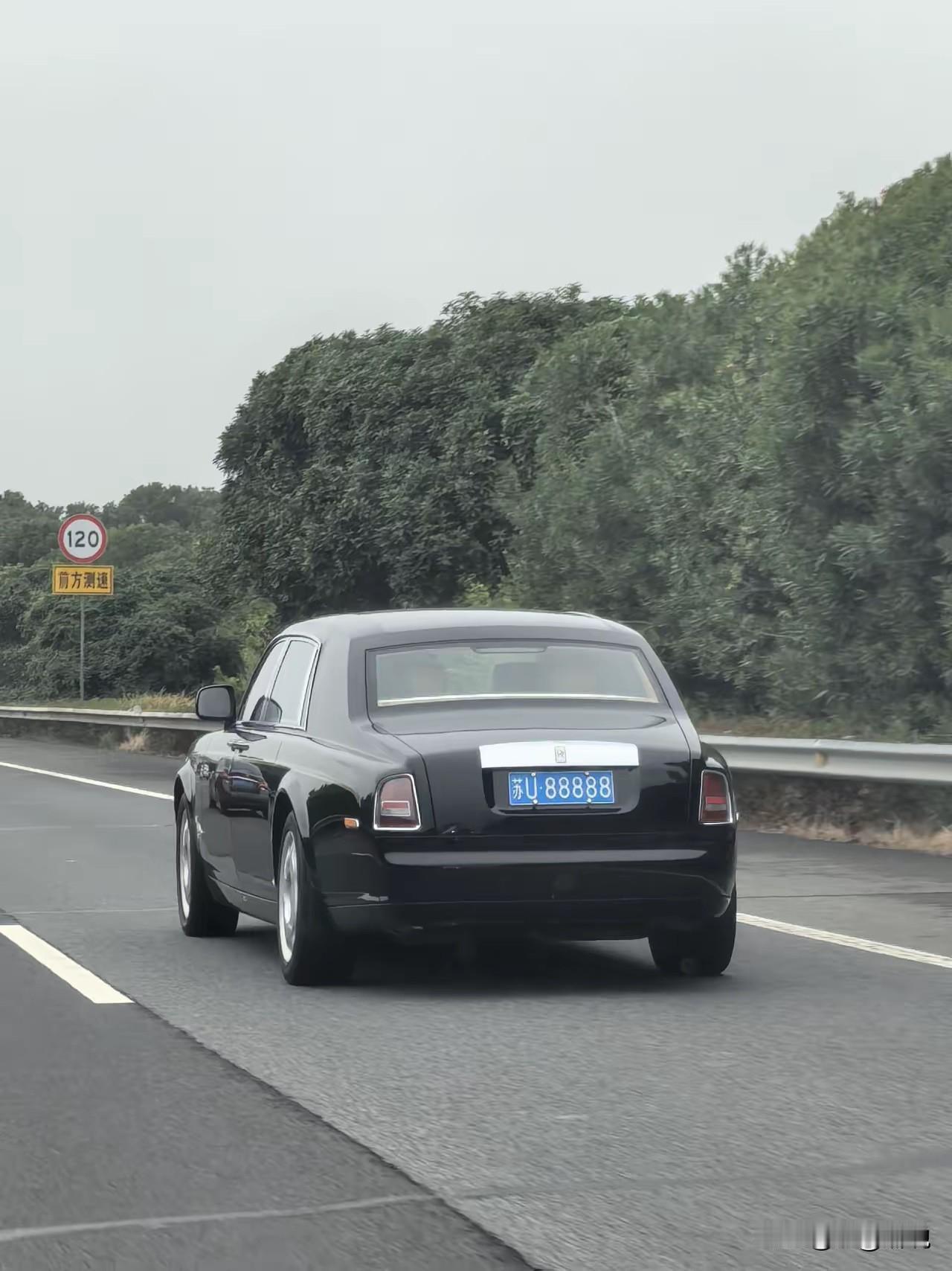 苏U88888，看来之前的大众女车主抽到后，实在抵不过金钱的诱惑，把车牌给了更适
