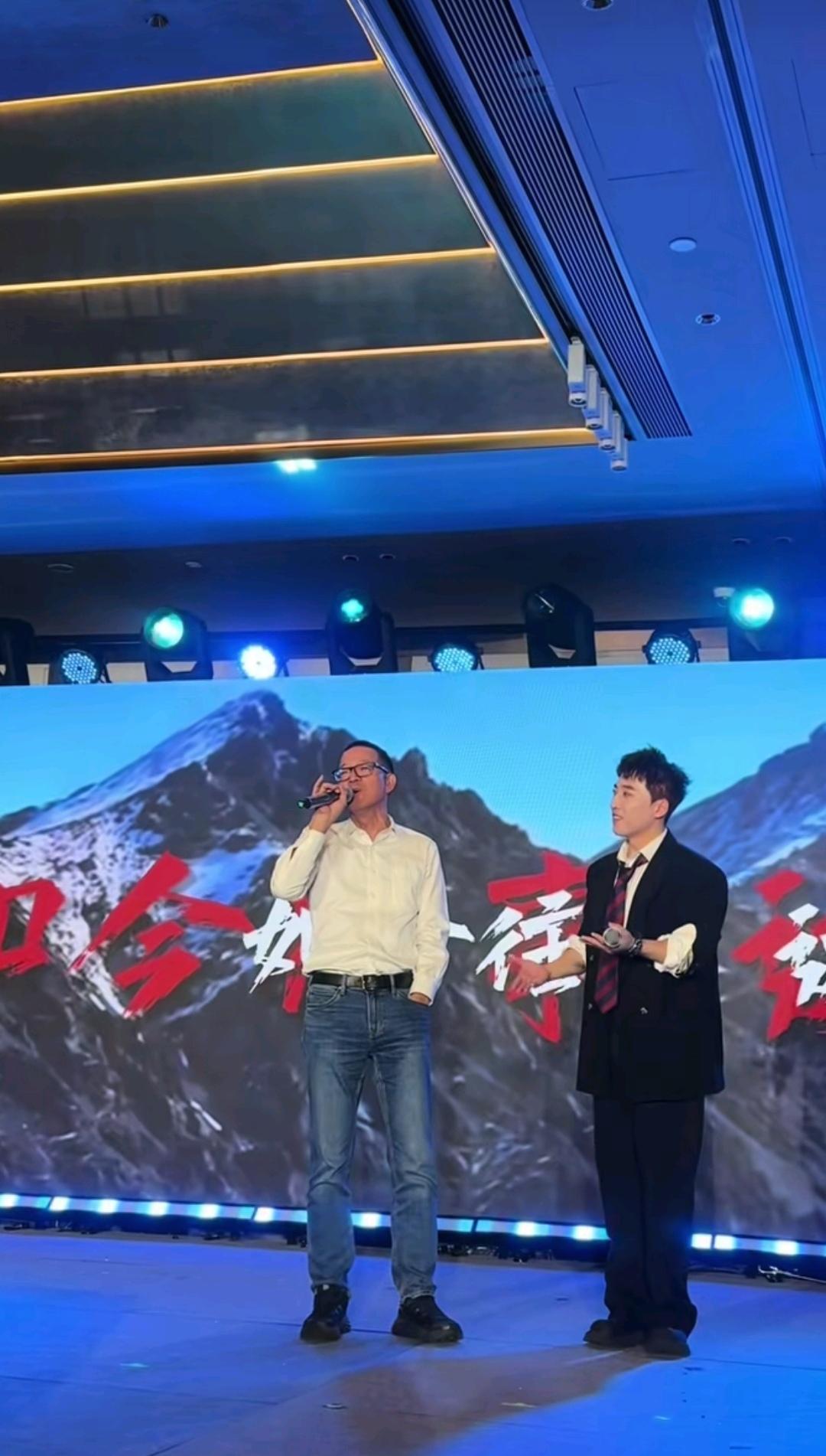 12月19日，东方甄选年会举行，俞老师当然不能缺席，这个时候也必然有俞老师的身影