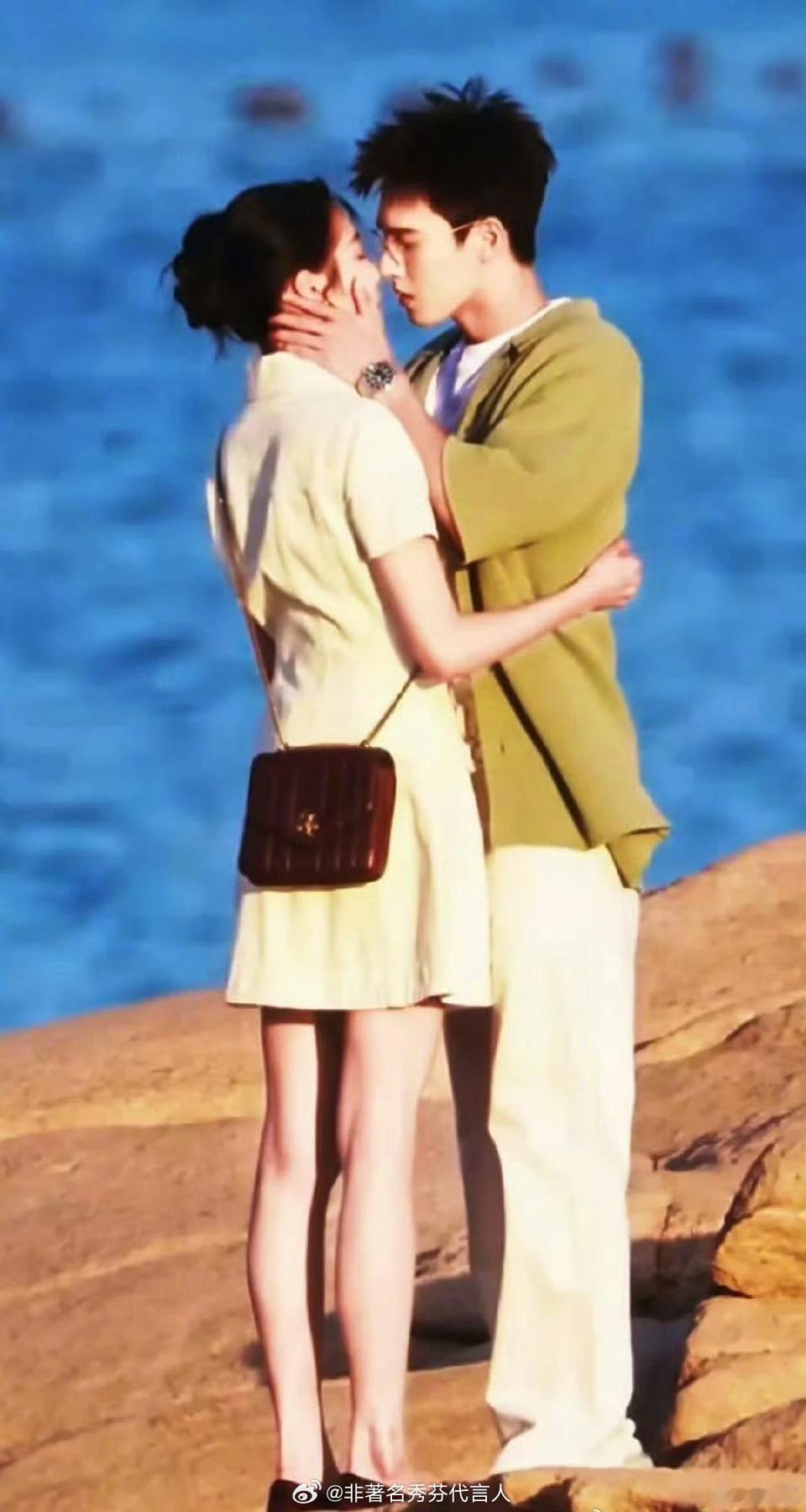 关晓彤李昀锐海边吻感觉眼里更多的是，关晓彤的腿好长腿好长腿好长！！！​​​