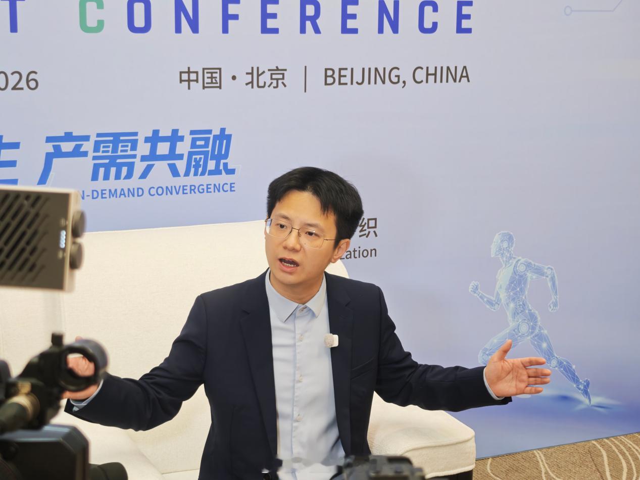 #中国人形机器人出货量占全球80%以上##王鹤称机器人必须是用户可信赖的产品#【银河通用王鹤：中国人