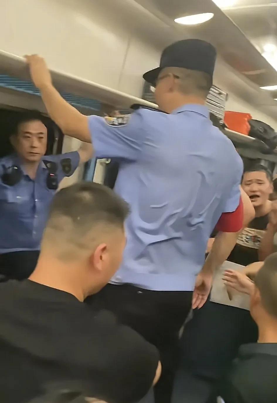 k1373次列车上，黑衣小伙为啥要去砸车窗，看看车内的人都闷成啥样了，大老爷们都