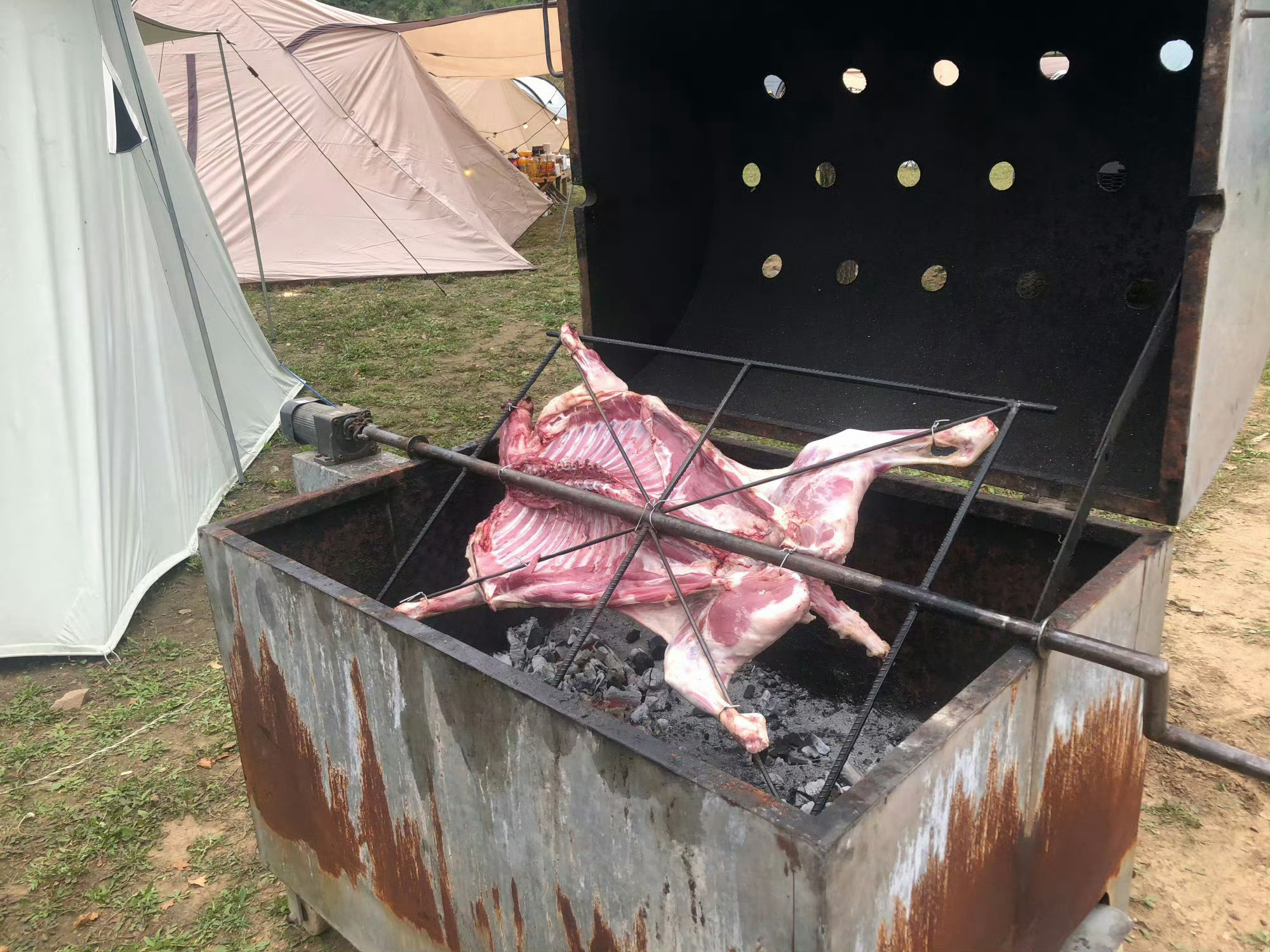 商家称36斤羊烤完剩6.9斤是正常虽然我没怎么吃过烤全羊，但36斤考出来才6.9