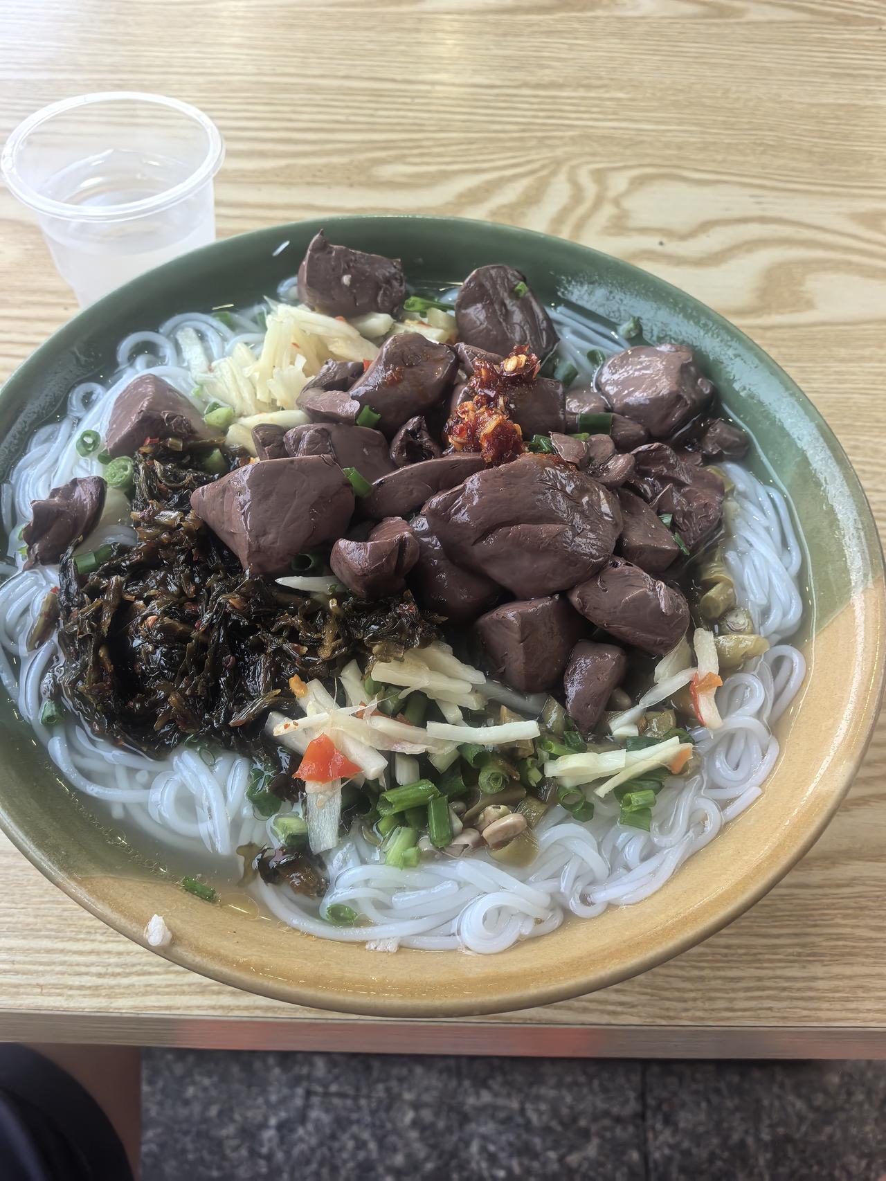 这碗米粉四块钱，猪血配菜随你自己加。外加一根油条一块钱。总共5块钱的早餐。除了