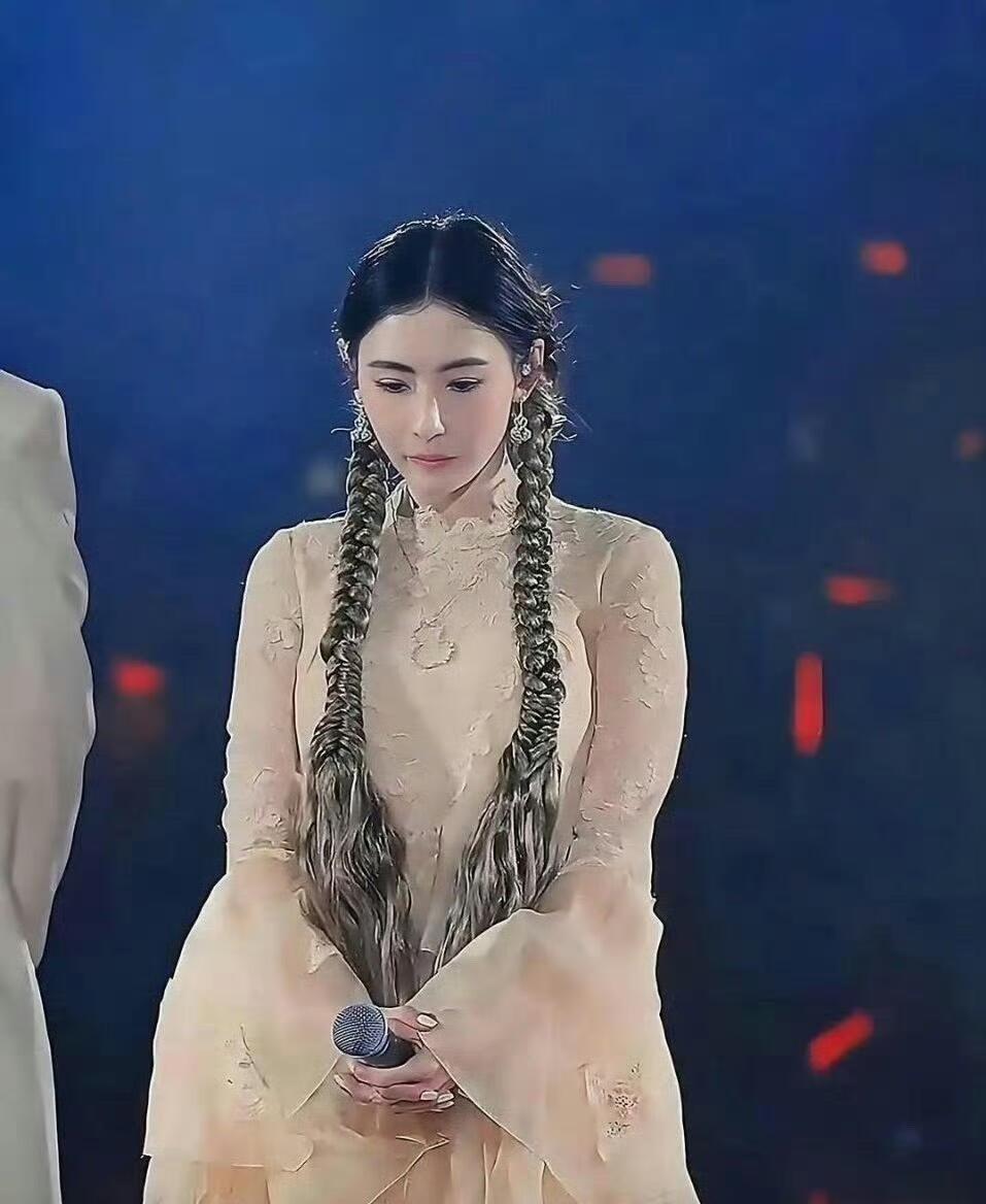 她这样的颜值并没有多高，没有李嘉欣和关之琳漂亮，为什么有人说她是“香港最后的美