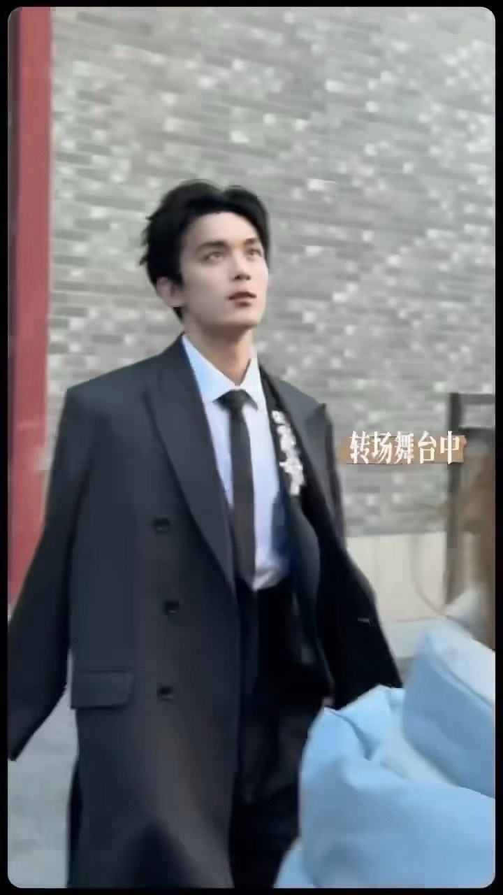 吴磊录音棚daddy舞台baby绷直的背部线条在监控屏里像雕塑，隔着玻璃都能感