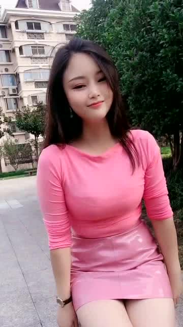 笑话：周末，阿中领着儿子游览“千佛洞”。儿子好奇心切，眨眼跑得没影子。阿牛心急如