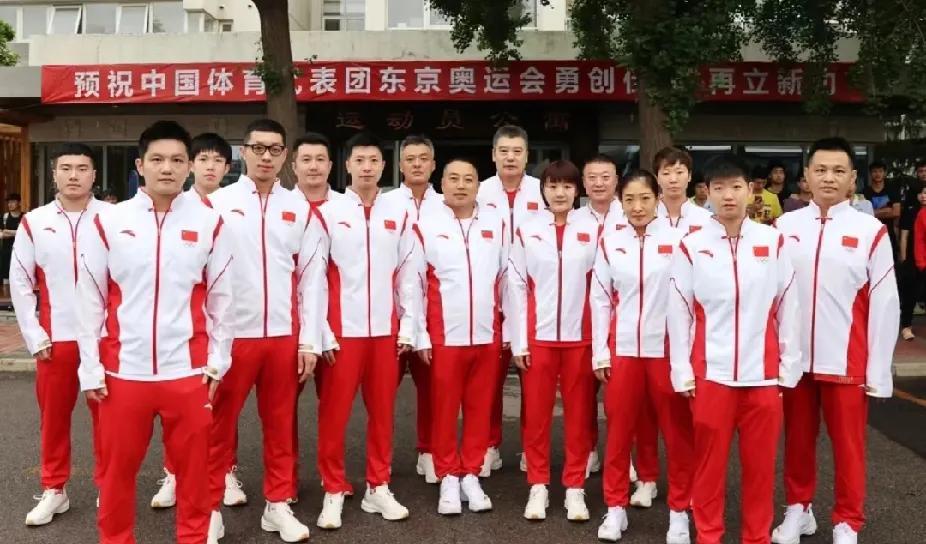 刷到国乒这两张对比照，狠狠感慨了！2021年，莎头在队伍里还处于靠边位置，王楚钦