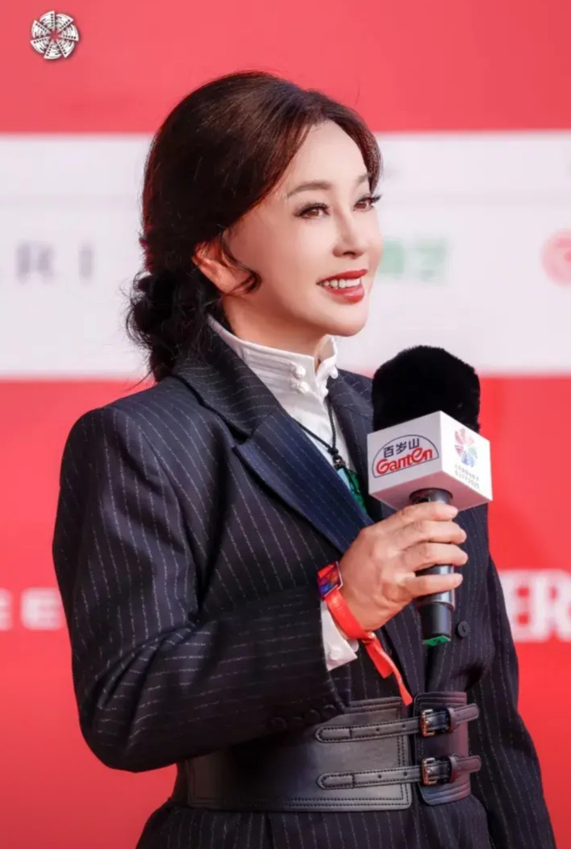 突然明白了！王先生举报刘晓庆这事，有网友打了个形象生动的比喻！就好比一对夫妻生