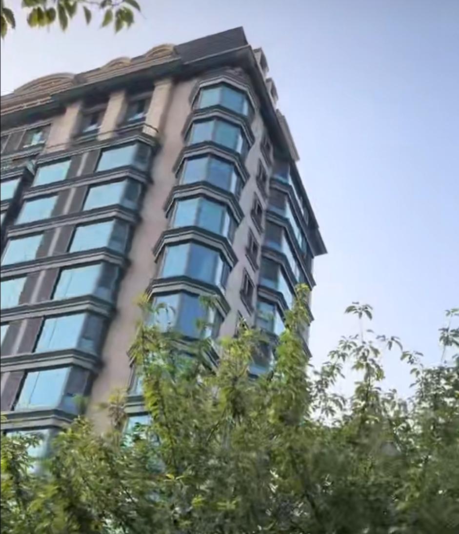 现在“买房”和“卖房”是麻杆打狼两头害怕！买家有两怕：一怕买完就站岗，所以