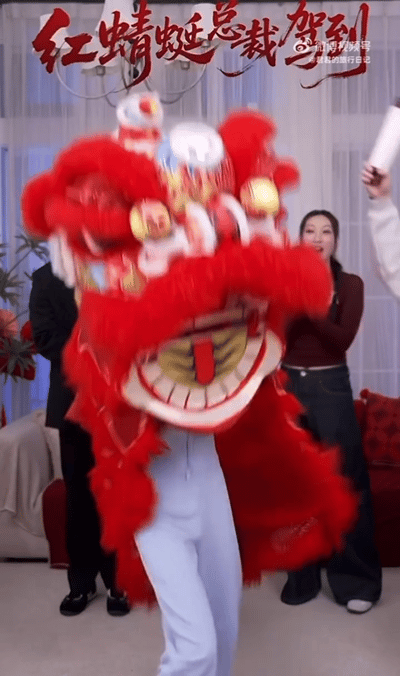 不得不说Baby是真的能屈能伸在红蜻蜓直播间卖力舞狮，完全没有偶像包袱。