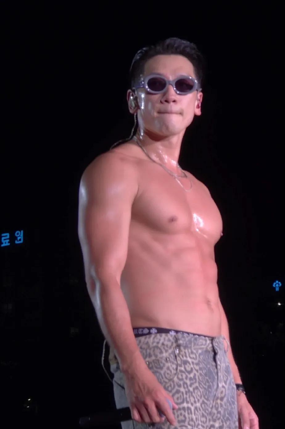 妈呀，好油的男明星！[笑着哭]他不会以为这样很帅吧？男人，瘦瘦的，薄肌，干净清