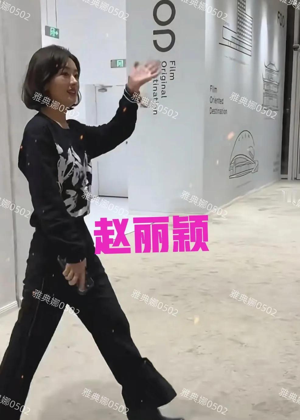别被精修骗了！赵丽颖的真实冲击力比滤镜更耐看当饭拍生图与精修海报同框