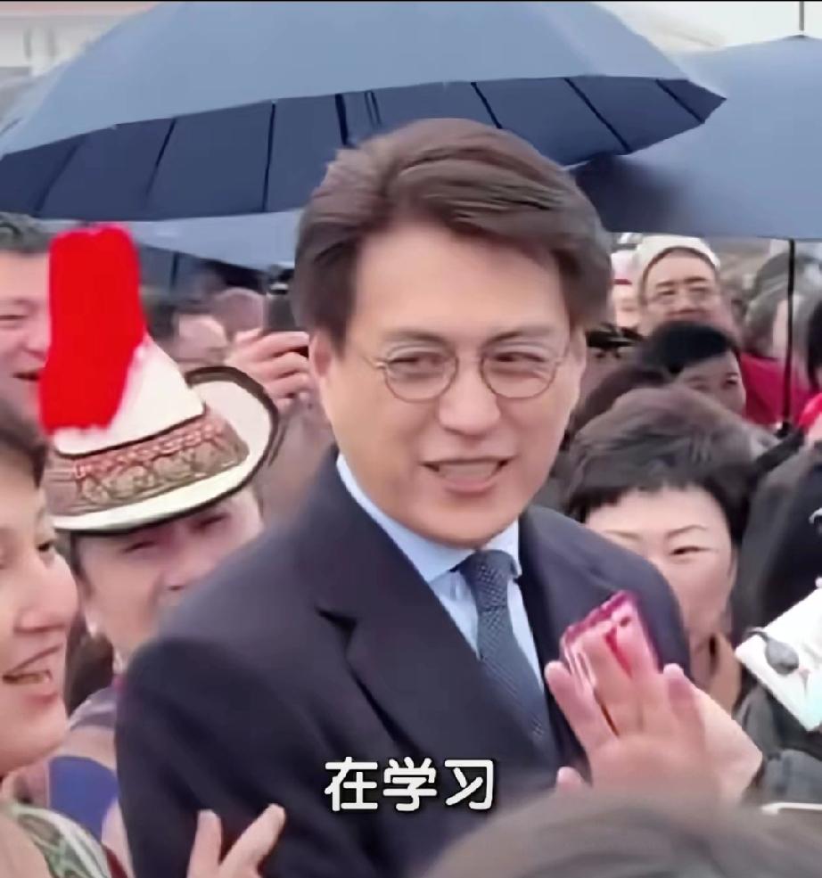 靳东被围得寸步难行！真实状态曝光，一番话尽显格局靳东现身活动被记者